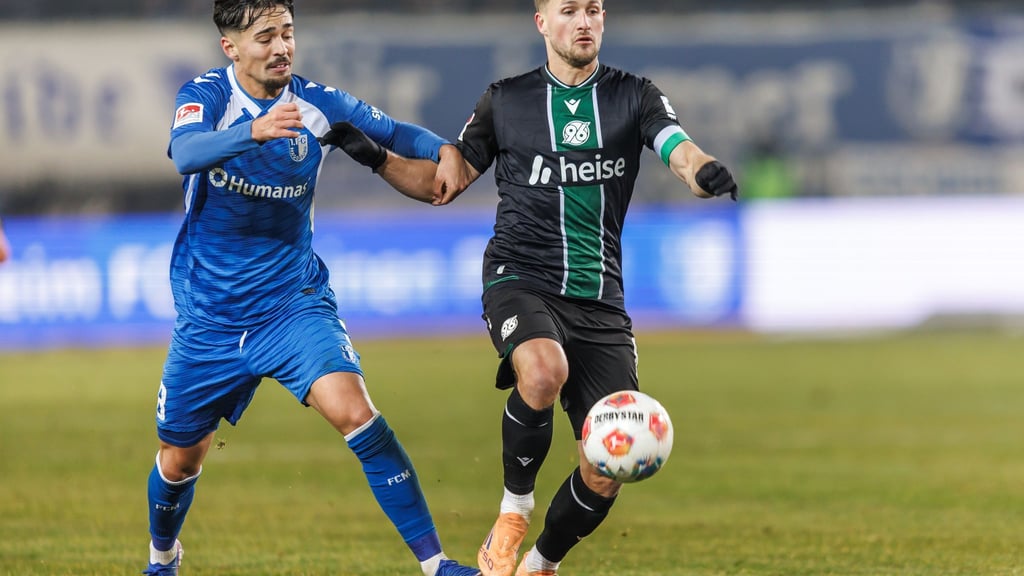 Hannovers Torschütze Enzo Leopold (r) im Zweikampf mit Magdeburgs Laurin Ulrich.