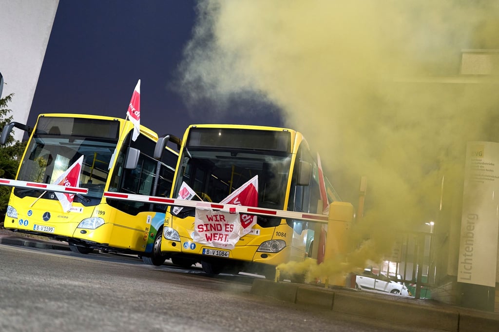 Die Gewerkschaft Verdi hat in der laufenden Tarifrunde erstmals zu Warnstreiks im Berliner Nahverkehr aufgerufen. (Archivbild)