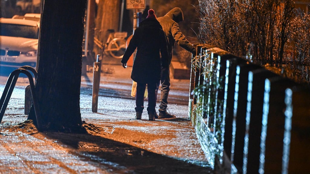 Insbesondere in der Hauptstadt gibt es laut Krankenhausgesellschaft viele Stürze wegen Glätte. (Archivbild)