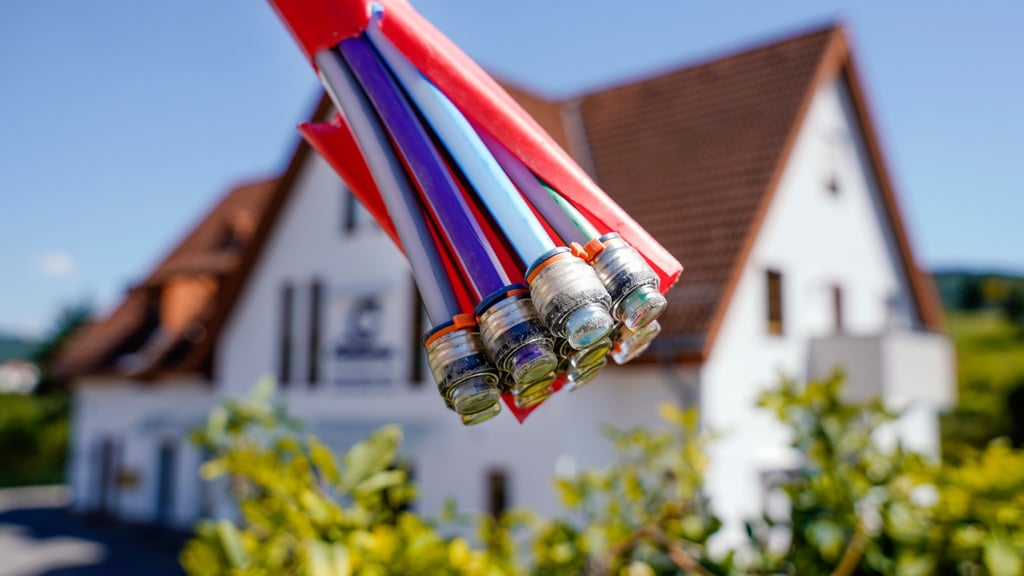 Sparpotential: Buchen Eigentümer beim ausbauenden Anbieter für Glasfaser einen Zweijahres-Vertrag dazu, bekommen sie den Anschluss in der Regel kostenlos.