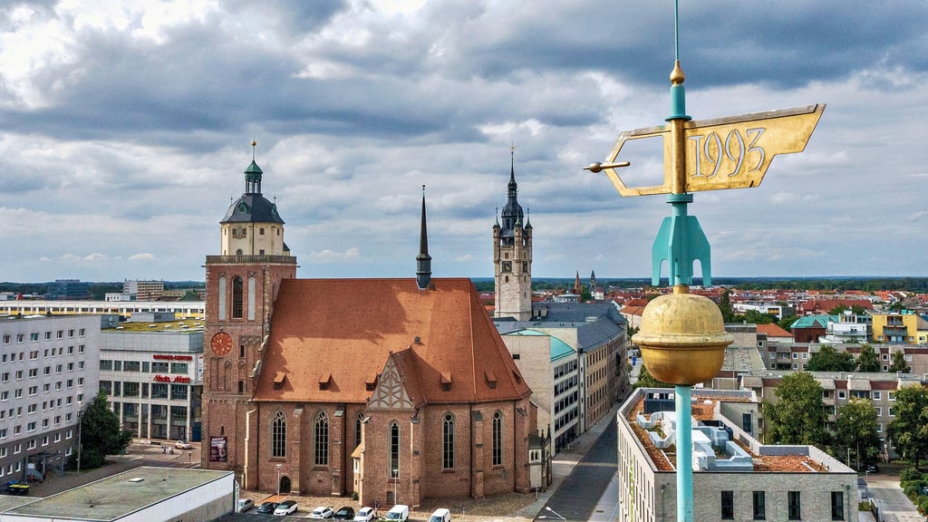 Blick auf die Marienkirche in Dessau. Das marode Gebäude muss dringend saniert werden. Das trifft auch das Mitteldeutsche Theater von Didi Hallervorden.&nbsp;