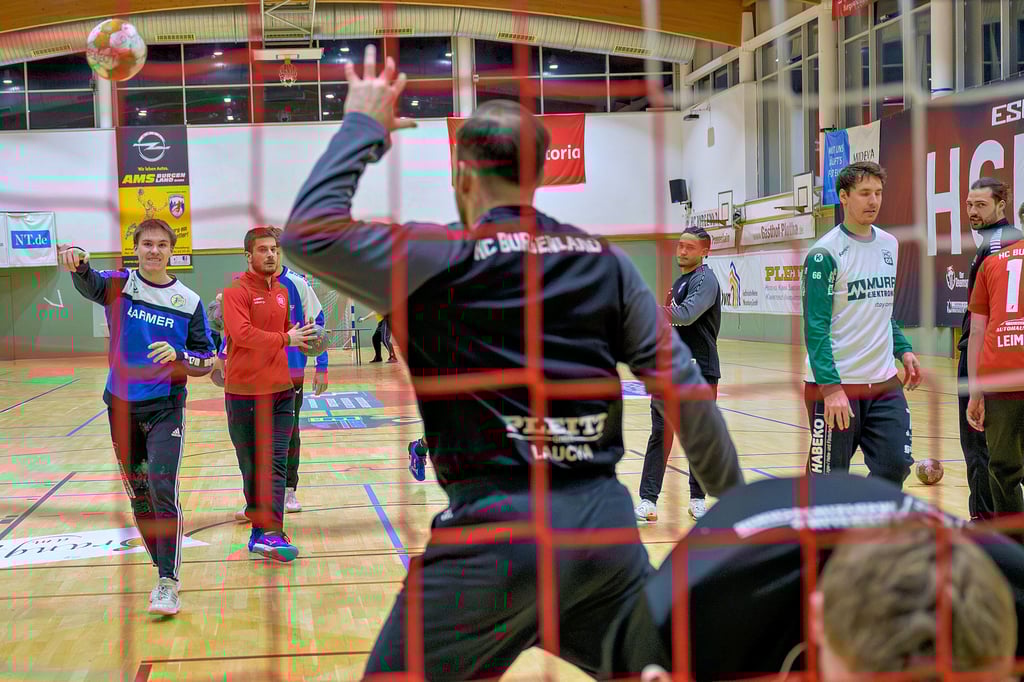 Die HCB-Männer, hier Linksaußen Laurenz Kröber (l.) beim Training in Plotha, empfangen am Samstagabend im „Euroville“ den USV Halle.