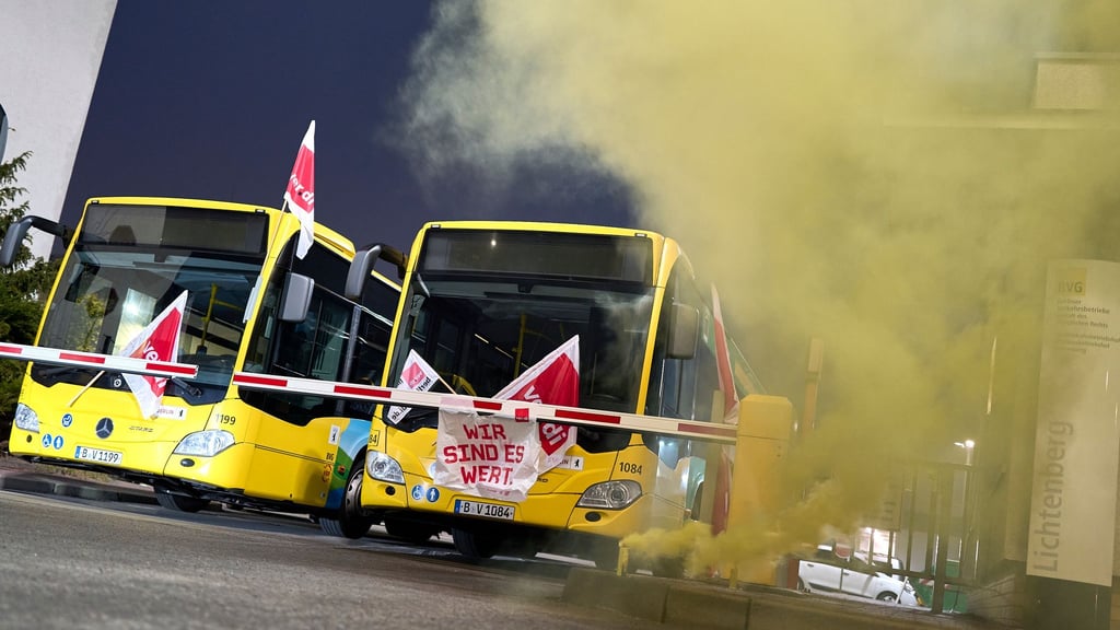 Die Gewerkschaft Verdi hat in der laufenden Tarifrunde erstmals zu Warnstreiks im Berliner Nahverkehr aufgerufen. (Archivbild)