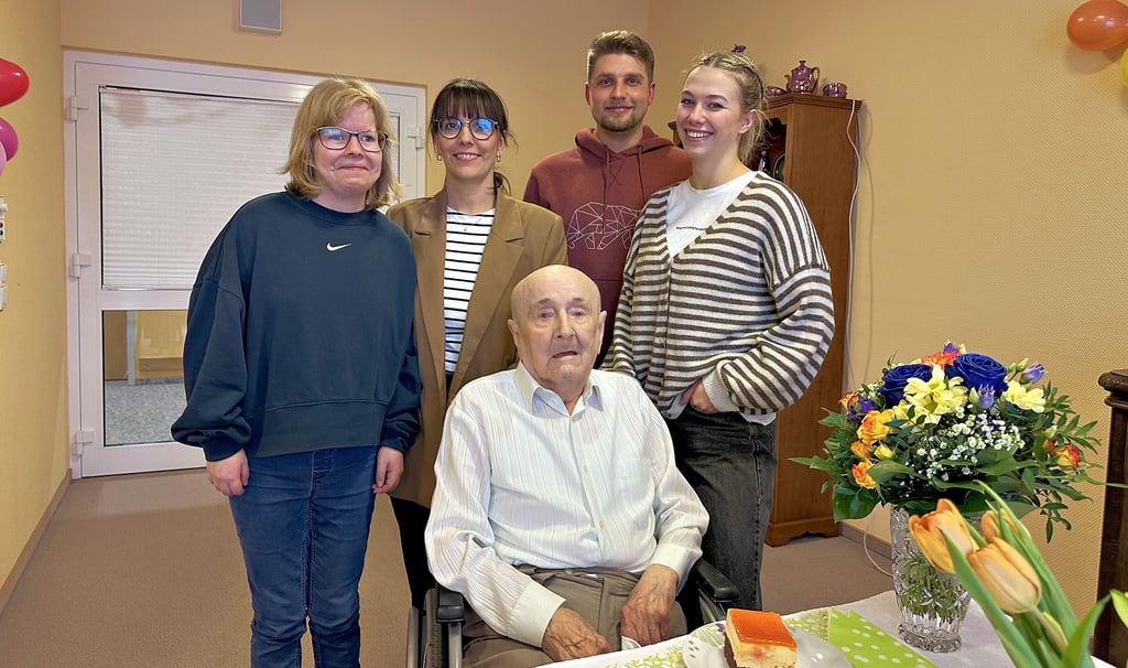 Im Kreis seiner Familie feiert der Jessener Helmut Hannemann am Mittwoch seinen 102. Geburtstag im Feierabendheim in Jessen. Von links: Zoe Fischer (22 Jahre), Mandy Bannert (49), Helmut Hannemann (102), Benjamin Schüler (25) und Marie Bannert (24). 