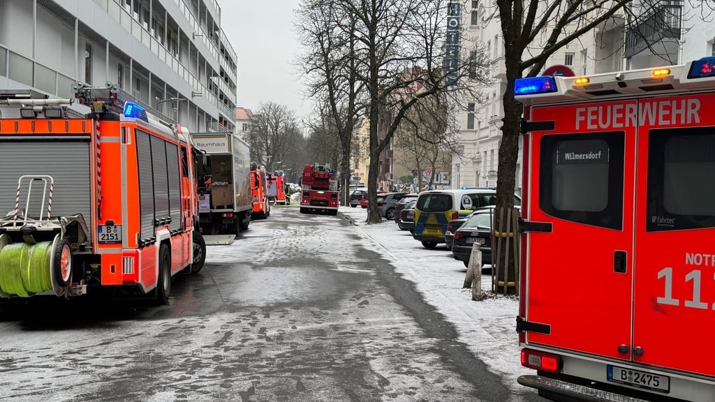 Die Feuerwehr hat ein Einkaufszentrum wegen eines Brandes geräumt.