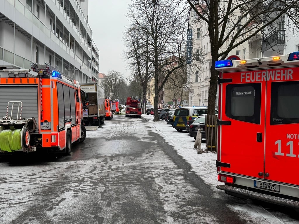 Die Feuerwehr hat ein Einkaufszentrum wegen eines Brandes geräumt.