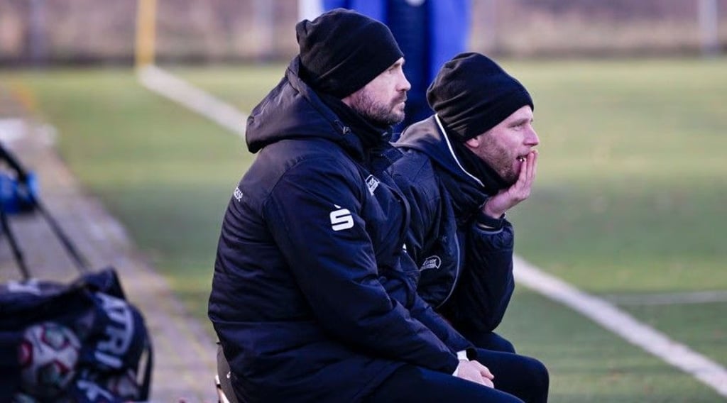 HFC-Trainer Robert Schröder (r.) und sein Assistent Sascha Prüfer müssen nach dem abgesagten Pflichtspielstart improvisieren.