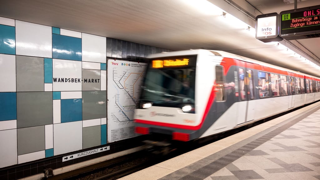 Ein 25-Jähriger zerrte eine 18-Jährige vor eine einfahrende U-Bahn an der Haltestelle „Wandsbek-Markt“.