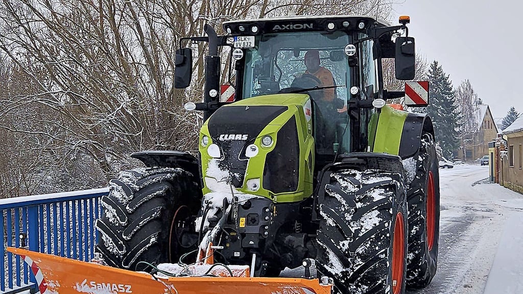 Die Firma von Anne Jan Van der Velde aus Egeln half dem Bauhof der Stadt Egeln kurzfristig mit ihrem Traktor und Schiebeschild aus, um die Straßen der Stadt vom Schnee befreien zu können. 