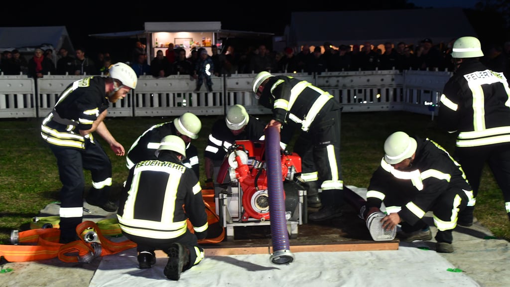 Ein neues Gerätehaus für die Feuerwehr in Lindstedt ist geplant. Hier sind die Kammeraden beim 20. Flutlichtlöschangriff in Wiepke.