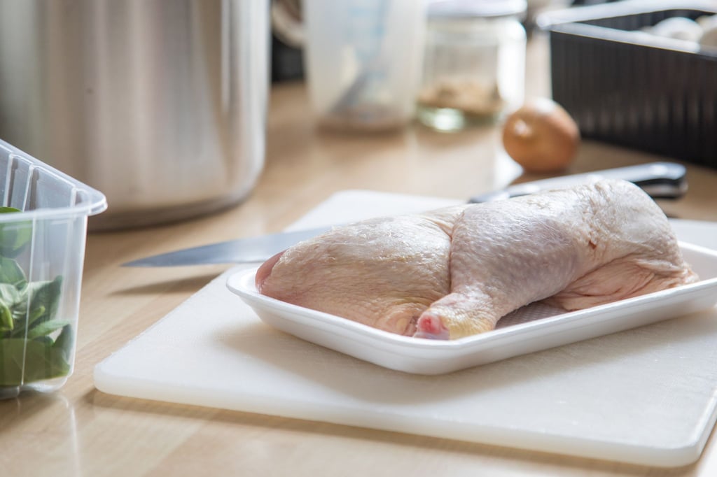 Rohes Fleisch sollte nicht gewaschen werden: Wasserspritzer können Keime in der Küche verbreiten und das Infektionsrisiko erhöhen.