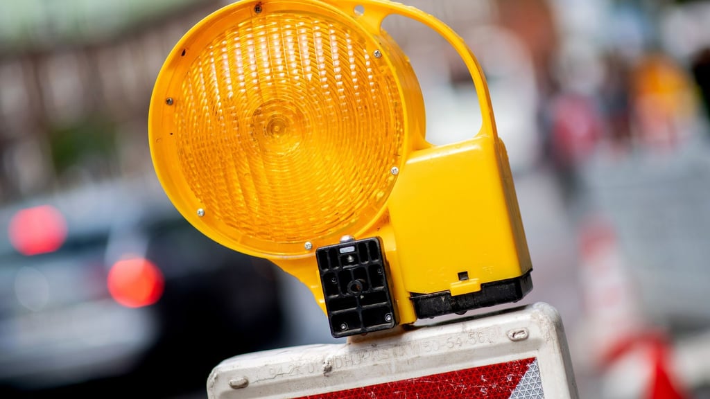 Nach einem Wasserrohrbruch in der Innenstadt in Salzwedel gibt es um die Lorenzkirche Straßensperrungen. (Symbolbild)