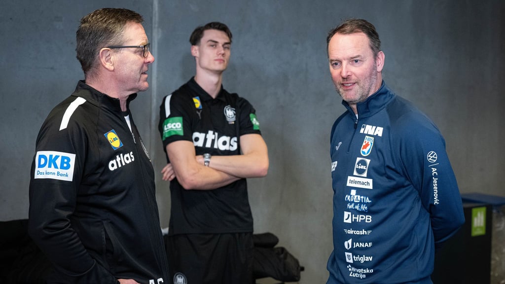 Bundestrainer Alfred Gislason (l) und Kroatiens Auswahl-Coach Dagur Sigurdsson (r) kennen sich schon seit vielen Jahren gut.
