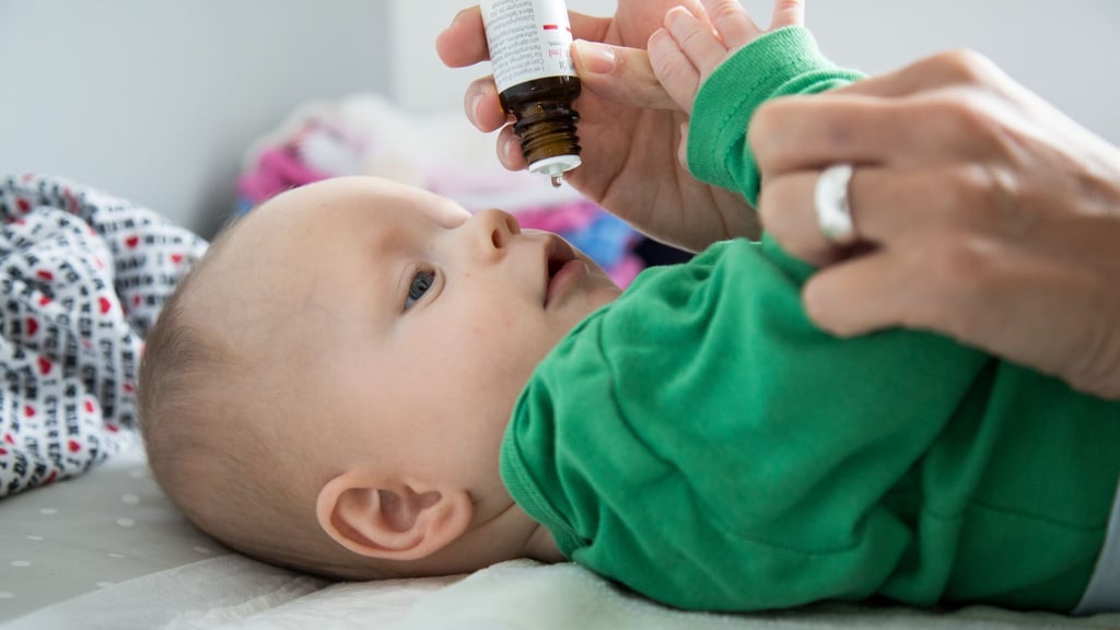 Winterbabys nehmen meist länger Vitamin-D-Präparate: Bei Geburt im Herbst oder Winter wird die Einnahme auf 18 Monate verlängert.
