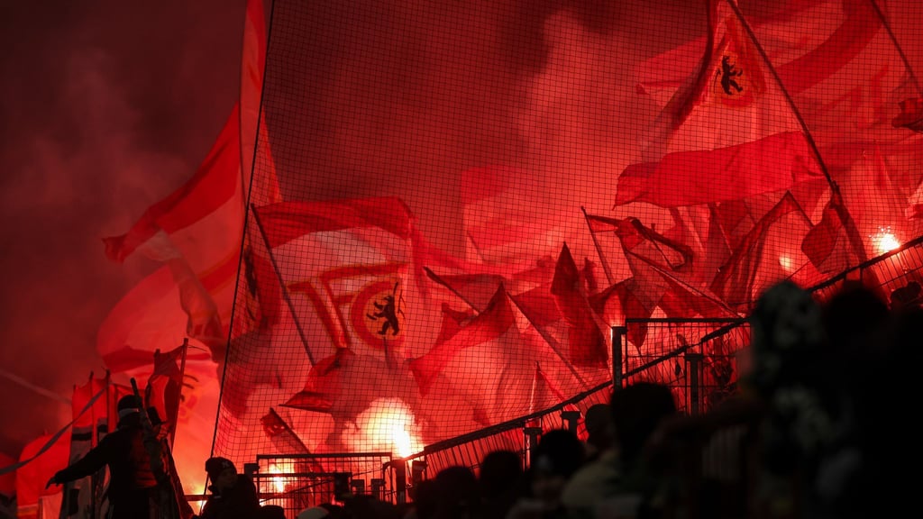 Union wurde unter anderem für Vorfälle beim Spiel in Hamburg bestraft. (Archivbild)