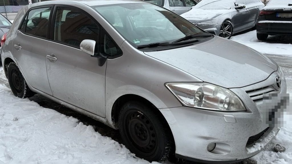 So müsste das gesuchte Auto aussehen: Dieser Toyota Auris ist Baujahr 2012. Die Farbe des Fluchtwagens aus Hergisdorf ist aber weiter ungeklärt. 