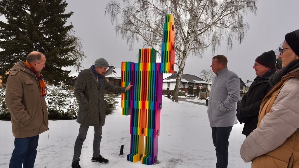Bei der Einweihung in Osterhausen erläuterte Künstler Hermann Beneke (2. von links) die Plastik. 