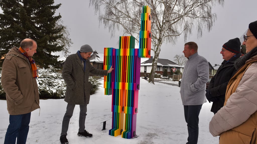 Bei der Einweihung in Osterhausen erläuterte Künstler Hermann Beneke (2. von links) die Plastik. 