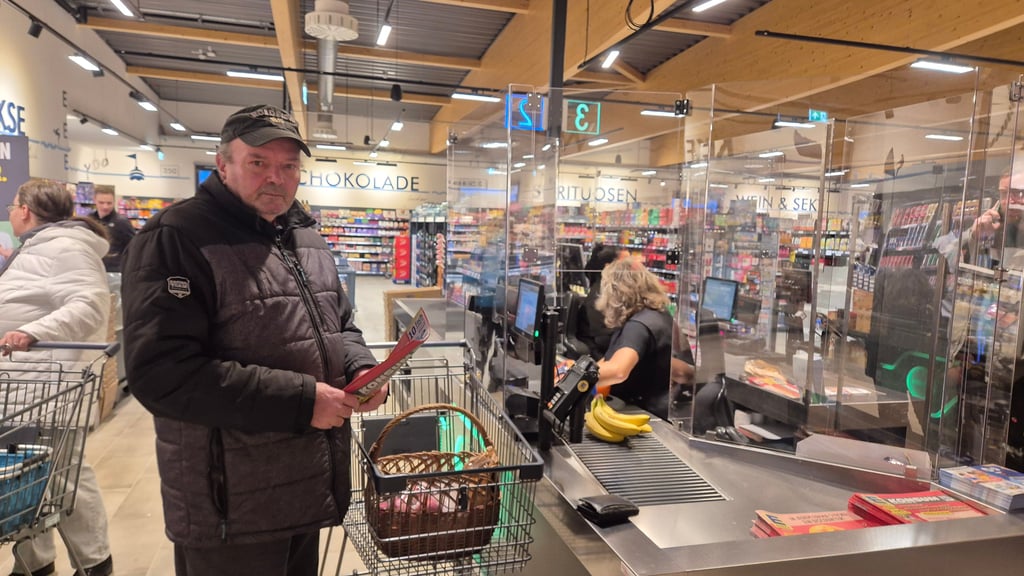 Detlef Wahle war einer der ersten Kunden im neu eröffneten Rogätzer Supermarkt.