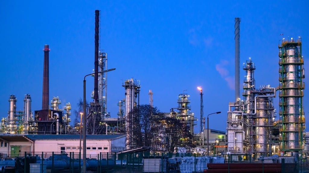 Eine Änderung des Außenwirtschaftsgesetzes soll der Sicherheit der Ölraffinerie PCK im Nordosten Brandenburgs dienen. (Archivbild)