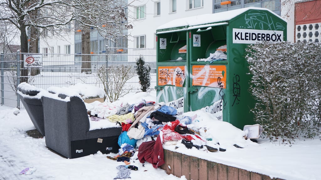 Sperrmüll am Kleidercontainer - immer mehr Menschen wissen offenbar nicht, wie Müll entsorgt wird.