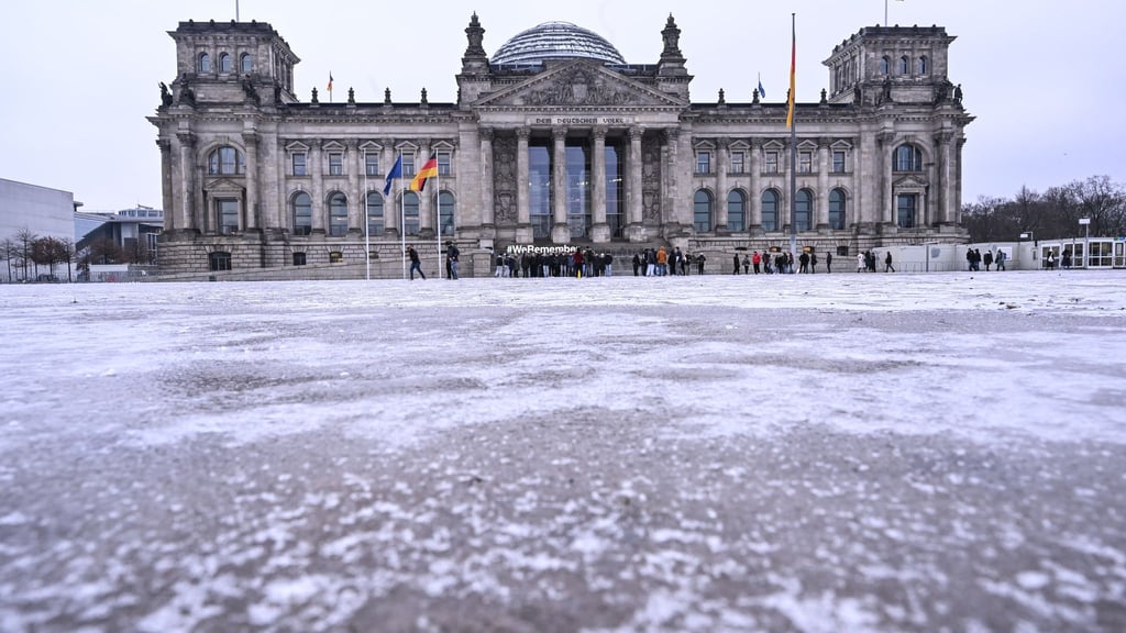 Fußgänger müssen auch am Wochenende vorsichtig durch Berlin laufen.