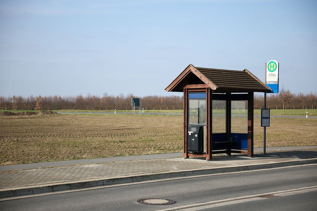 Fahrgäste müssen sich in mehreren sächsischen Städten am Montag auf massive Einschränkungen im Nahverkehr einstellen (Archivbild)