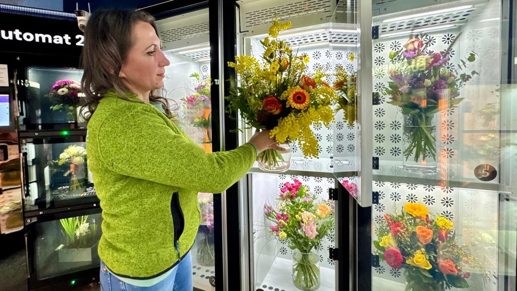 Frische Blumensträuße rund um die Uhr: Kathrin Zeising, Inhaberin des Familienbetriebs „Blumenhaus Zeising“, hat ihre Idee vom Blumenautomaten direkt neben ihrem Ladengeschäft umgesetzt. 