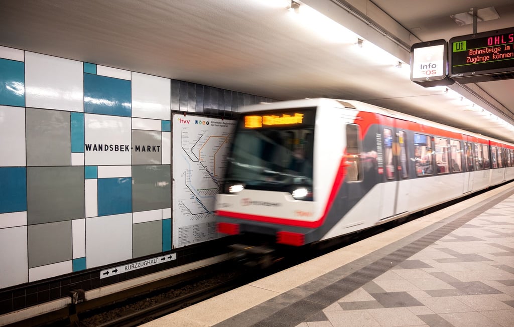 Ein 25-Jähriger zerrte eine 18-Jährige vor eine einfahrende U-Bahn an der Haltestelle „Wandsbek-Markt“.