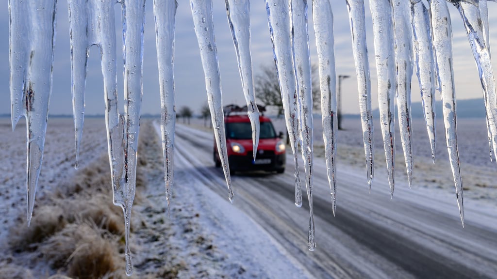 Achtung, es wird glatt! Schnee und gefrierender Regen lassen den Start ins Wochenende in Sachsen-Anhalt rutschig werden.