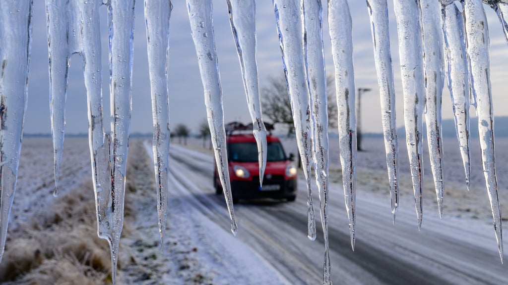 Achtung, es wird glatt! Schnee und gefrierender Regen lassen den Start ins Wochenende in Sachsen-Anhalt rutschig werden.