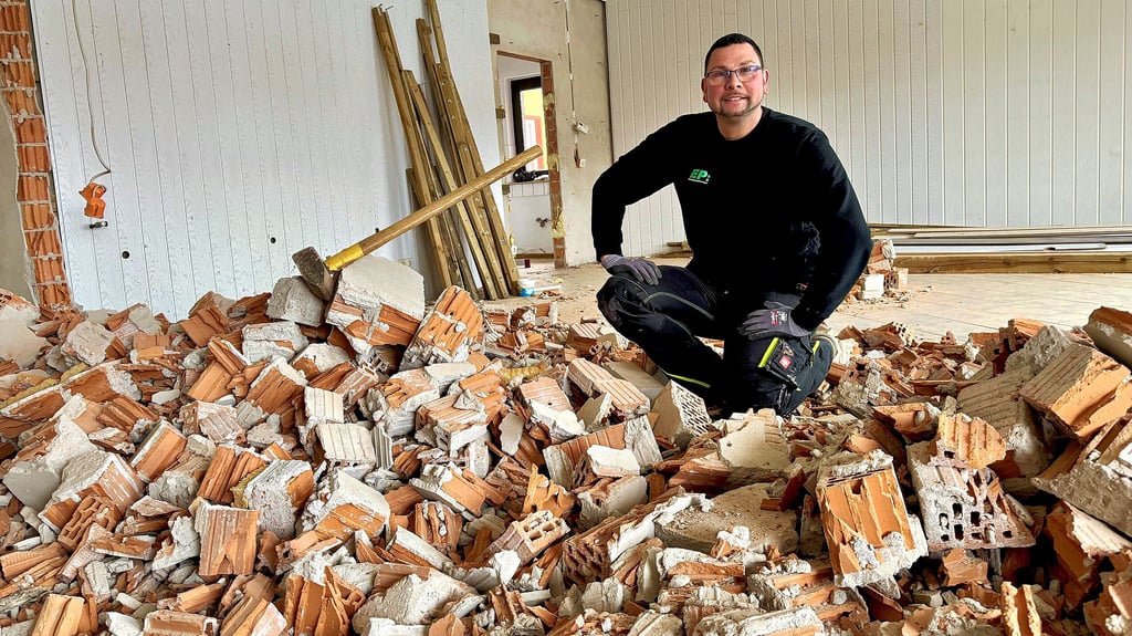 Kevin Wolters schwingt derzeit den Vorschlaghammer.  Denn bis zur  Eröffnung   am 3. März  ist   nicht  mehr viel Zeit.
