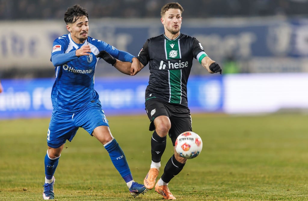 Hannovers Torschütze Enzo Leopold (r) im Zweikampf mit Magdeburgs Laurin Ulrich.