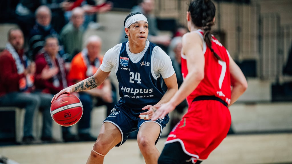 Liz Smith, die Nummer 24 der Lions, steht in ihrer ersten Saison in Europa regelmäßig als Spielmacherin auf dem Feld.