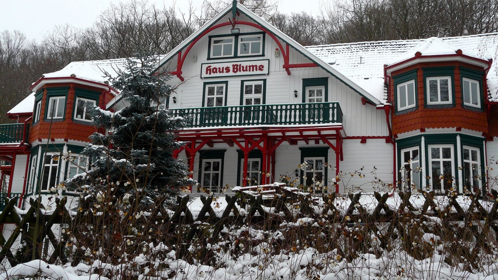 Das „Haus Blume“ in Wernigerode, hieß anfangs „Villa Waldfrieden“, und gehörte nach einer Grundstückstrennung ab 1893 Dr. Pölchau, der dort mit seiner Frau Anna den Ruhestand verbringen wollte. Als er schon nach drei Jahren verstarb, richtete seine Witwe einige Zimmer zur Vermietung an Sommerfremde ein. Das war der Anfang einer wechselvollen Geschichte. 