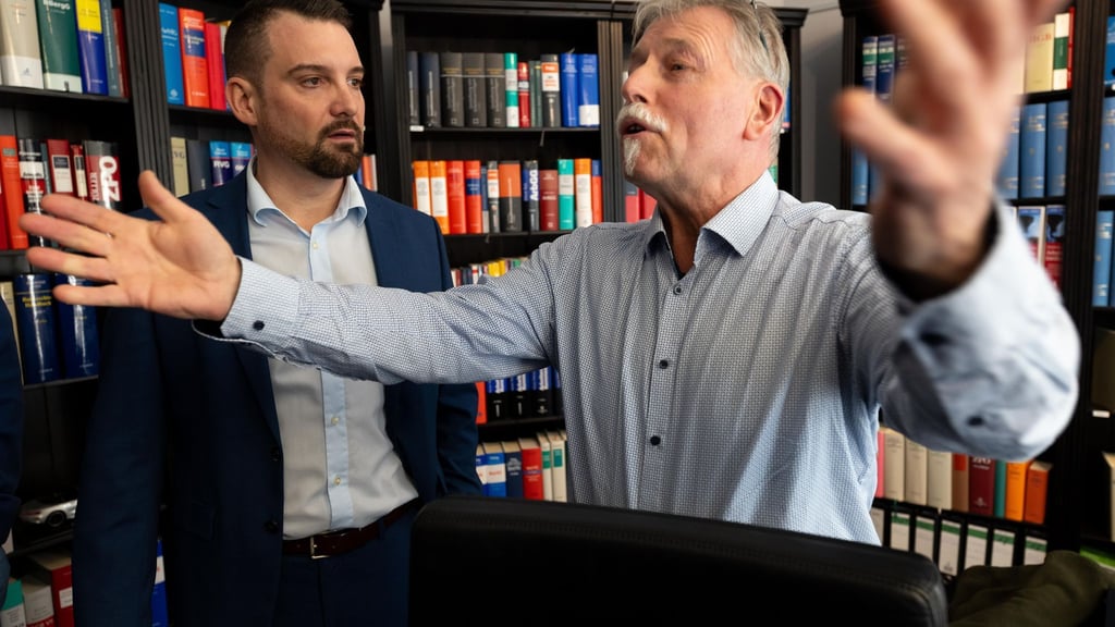 Einer der ersten Kläger ist Joachim Alfred Wagner (r), der sich von Rechtsanwalt Daniel Kuhlmann vertreten lässt.