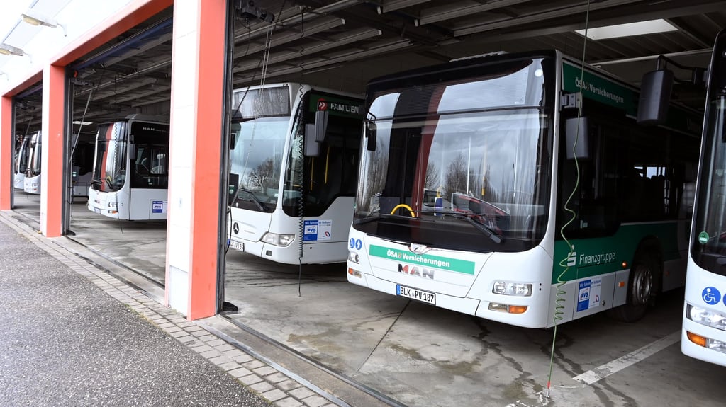 Das Archivfoto zeigt Busse im Depot des Verkehrsbetriebs PVG im Burgenlandkreis: Am kommenden Montag werden die Fahrzeuge nicht unterwegs sein, weil die PVG-Belegschaft in einen Streik tritt.