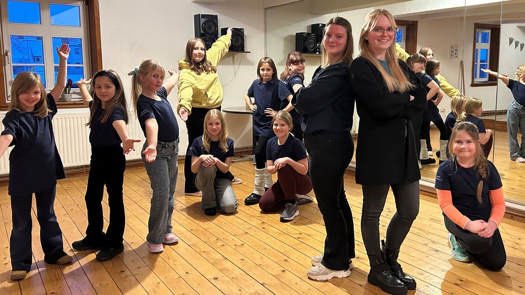 Orelie Eberhardt (in Gelb), Adelisa Thräne (l.) und Vivien Müller (Arme verschränkt, rechts) trainieren ab sofort die Tanzgruppe „Heartbreakers“ mit jüngeren Kindern. 