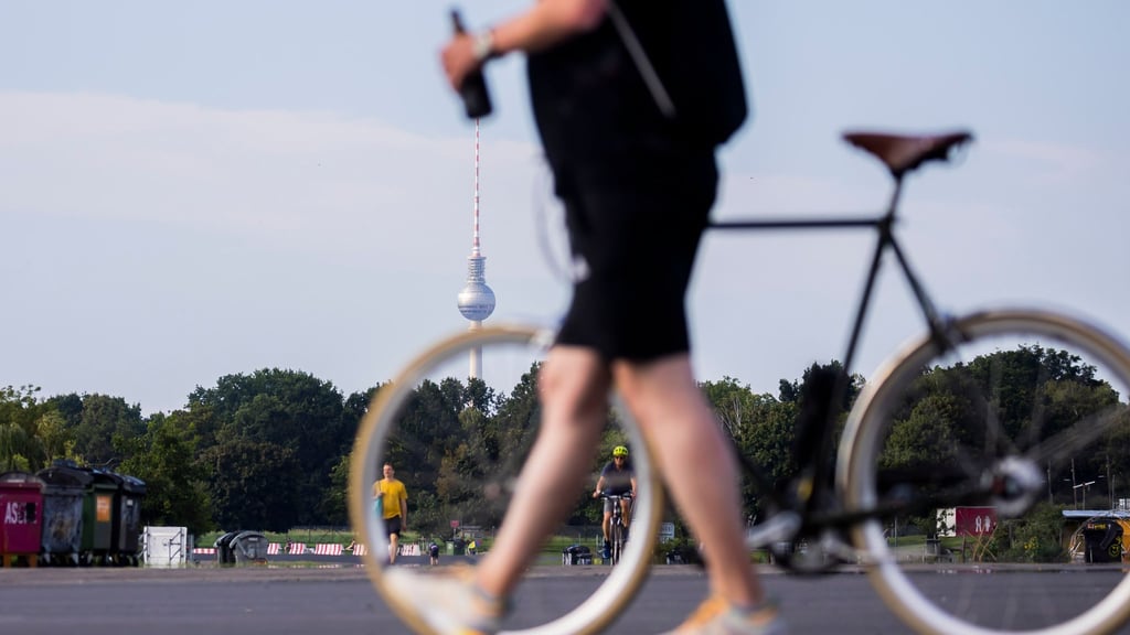 Bisher dürfen Radfahrer und -fahrerinnen mit bis zu 1,6 Promille Alkohol im Blut unterwegs sein, sofern sie keinen Unfall bauen oder Ausfallerscheinungen haben. (Symbolbild)