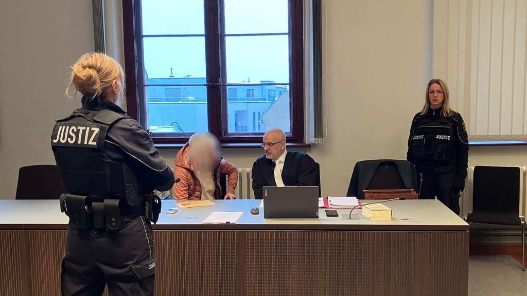 Vor Verhandlungsbeginn: Die Angeklagte spricht mit ihrem Verteidiger Martin Krug. Wachleute der Justiz haben sie aus der Untersuchungshaft in den Gerichtssaal geführt.
