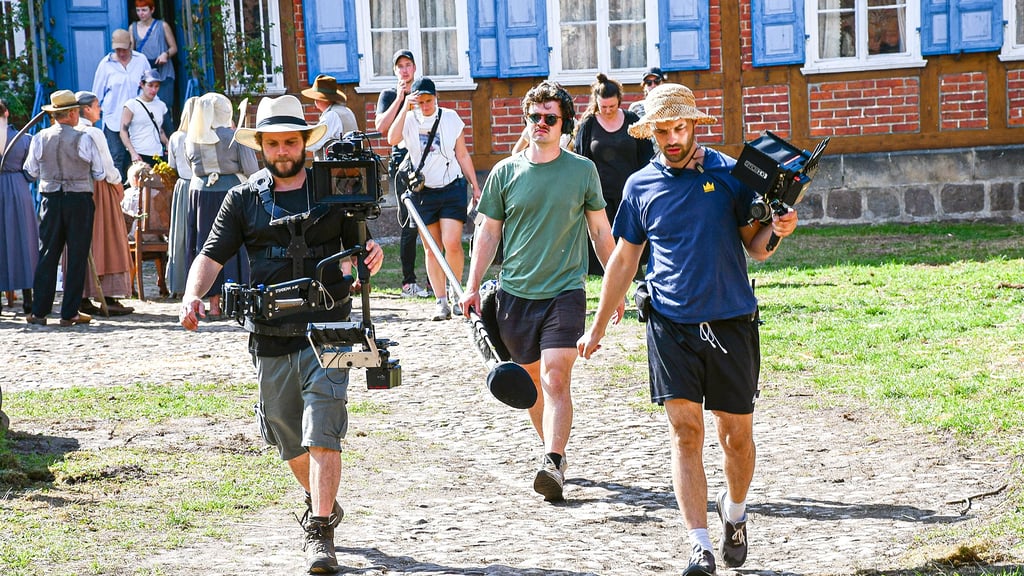 Der historische Film „In die Sonne schauen“ ist in Neulingen gedreht worden. Die Einwohner haben sich mit eingebracht. Der Streifen hat dem altmärkischen Dorf durch die Vornominierung für den Oscar zu mehr Bekanntheit verholfen. In die Endrunde hat er es nicht geschafft. 