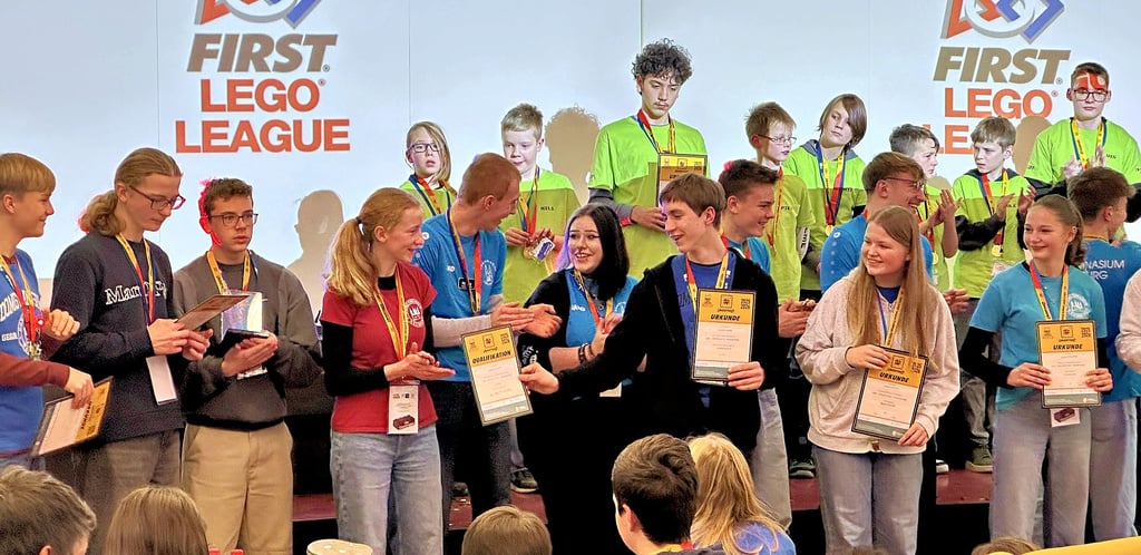 Die Naumburger Domgymnasiasten (hier in der Bildmitte bei der Siegerehrung) waren erfolgreich beim Regionalwettbewerb der First Lego League (FLL) an der Hochschule Merseburg. 