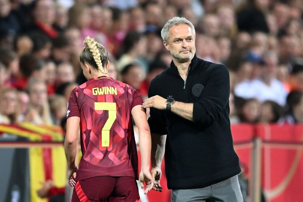 Bundestrainer Christian Wück (r/mit Kapitänin Giulia Gwinn) verlängerte seinen Vertrag langfristig. (Archivbild)