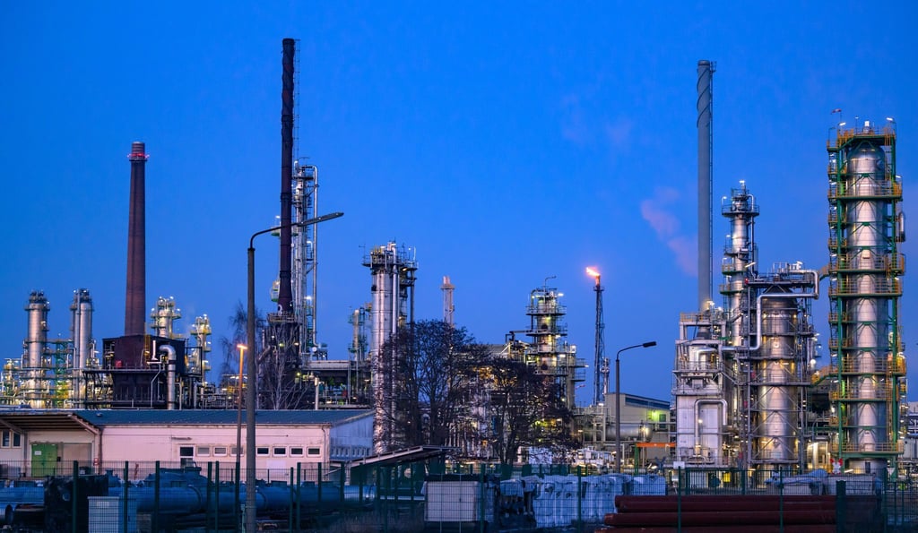 Eine Änderung des Außenwirtschaftsgesetzes soll der Sicherheit der Ölraffinerie PCK im Nordosten Brandenburgs dienen. (Archivbild)