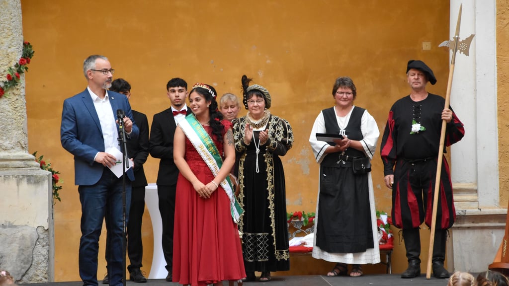 Stefan Schmidt und die amtierende Rosenprinzessin Cäcilia Askar beim dritten Rosenfest im Sommer 2025.