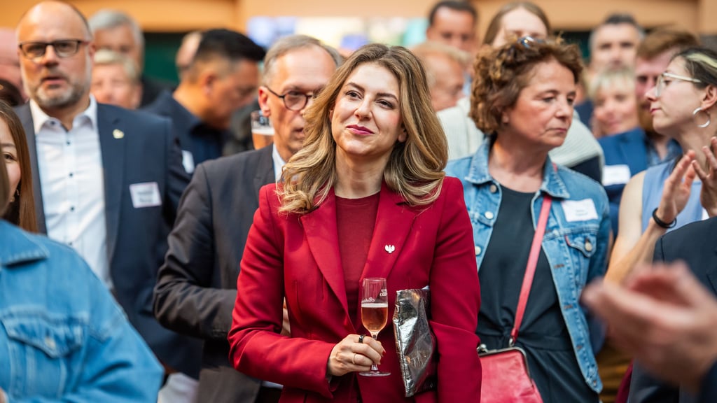 Rotkäppchen-Mumm-Chefin Silvia Wiesner (Mitte) beim Empfang von Landrat Götz Ulrich. Wiesner will alkoholfreien Sekt und Wein aus der Nische holen.