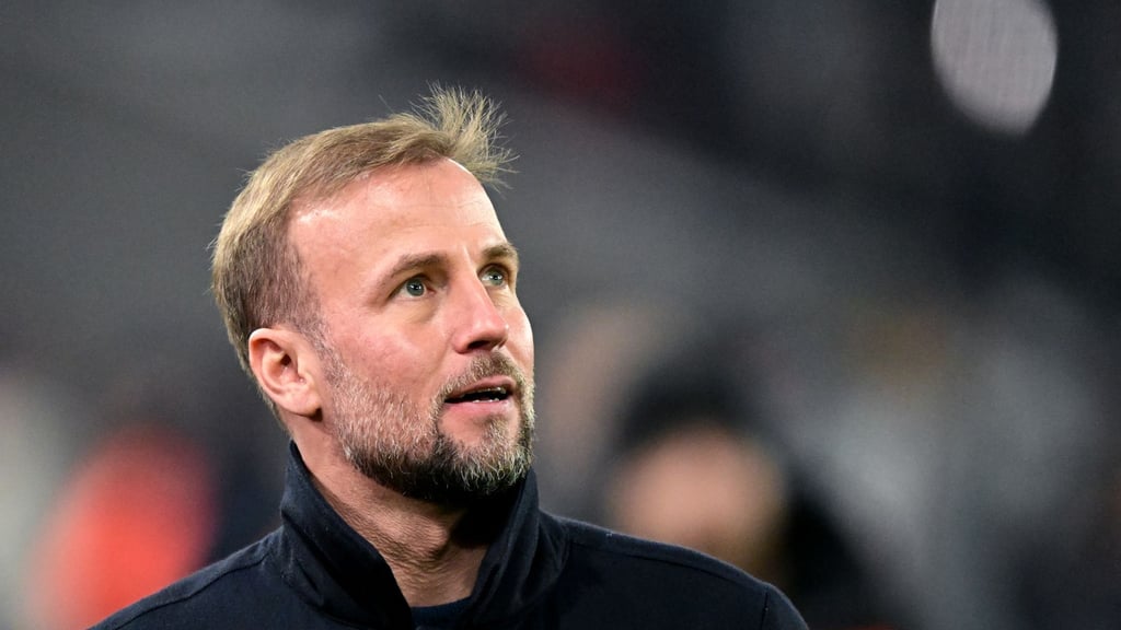 Trainer Sebastian Hoeneß muss mit dem VfB Stuttgart in der Zwischenrunde der Europa League ran.