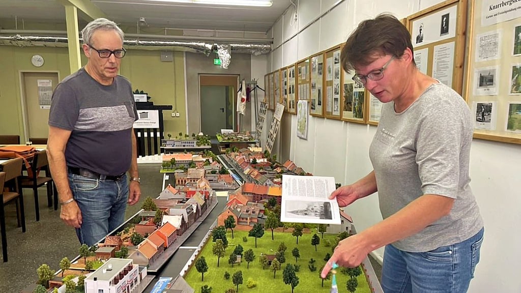 Steffi Schulze und Harald Fischer im Info-Punkt des Heimatvereins Ziebigk am historischen Modell der Kornhausstraße.