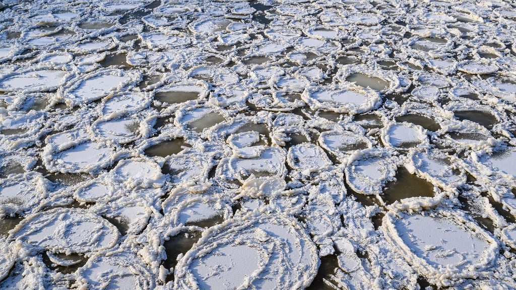 Zwei Kanalabschnitte von Mittellandkanal und Elbe-Havel-Kanal in Sachsen-Anhalt werden wegen des Eises gesperrt. (Archivbild)