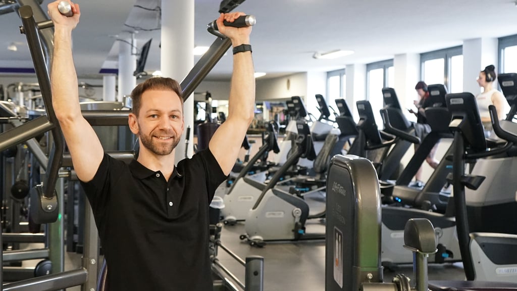 Die Muskeln an Geräten zu trainieren, ist eine Möglichkeit, fit zu bleiben. Sportwissenschaftler Benjamin Wendt kennt weitere. 